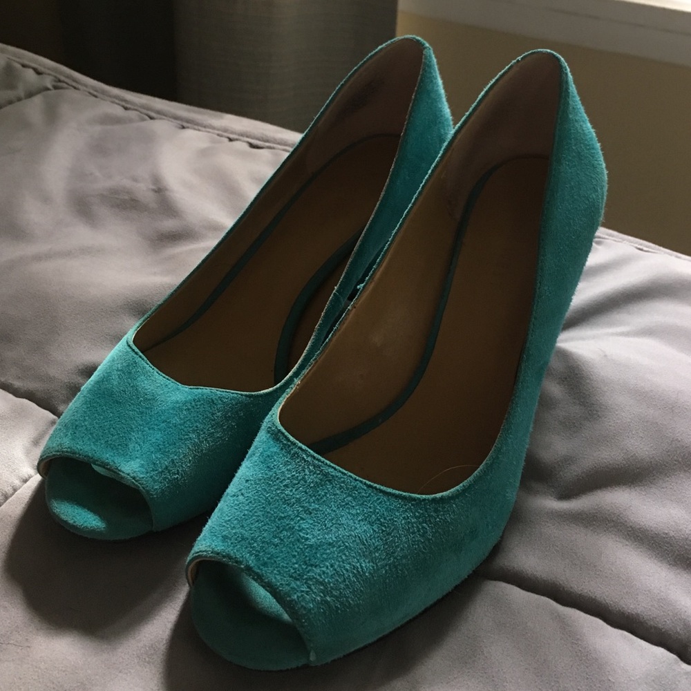 Light turquoise heels