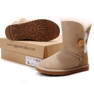 Beige uggs