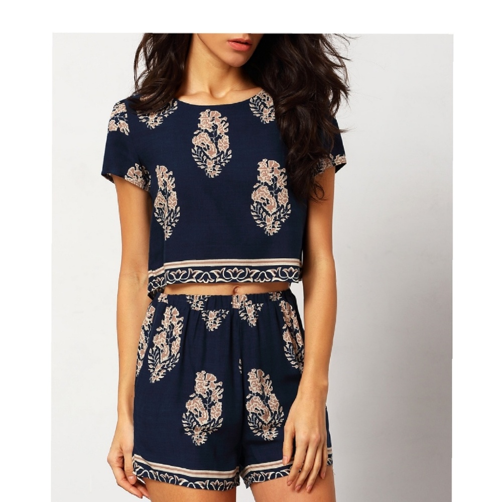 Blue and tan leaf set