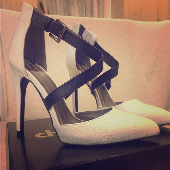 Beautiful White & Black criss-cross heels 👠 - Picture 1 of 4