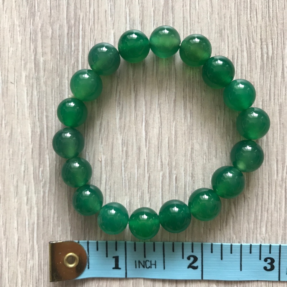 Stretchy jade green bracelet