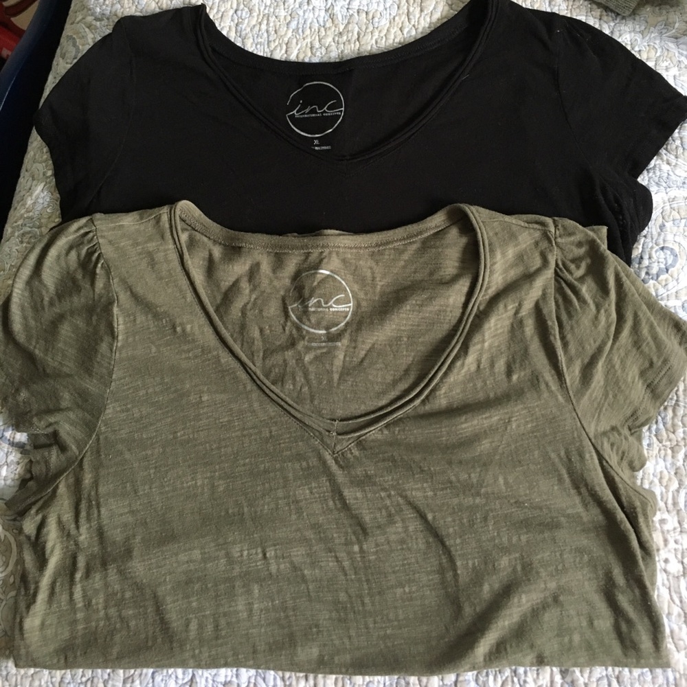 2 v-neck t-shirts