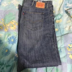 Men's Levi's W 42 L 30 NWOT