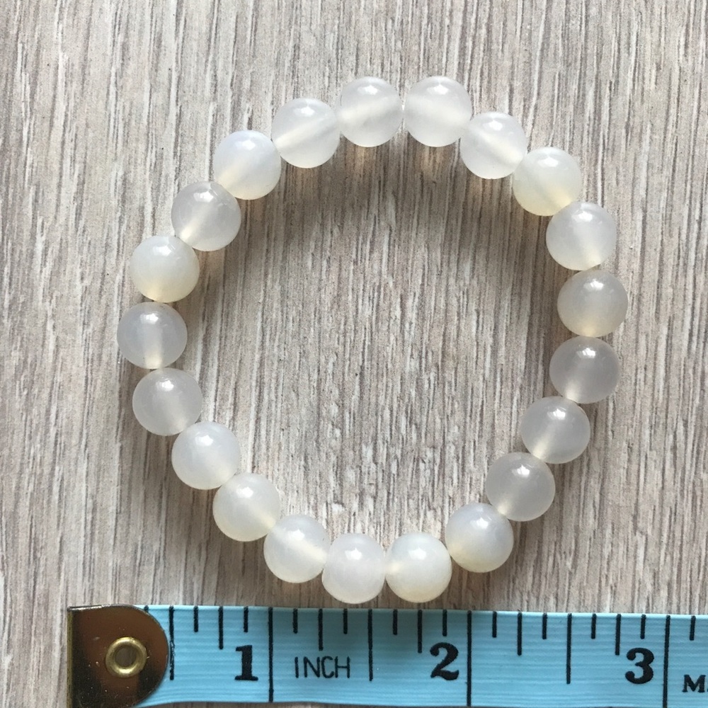 Stretchy white beads bracelet