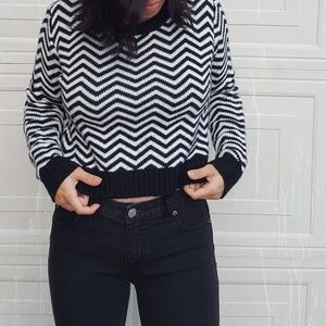 Crop B&W Zig zag Sweater