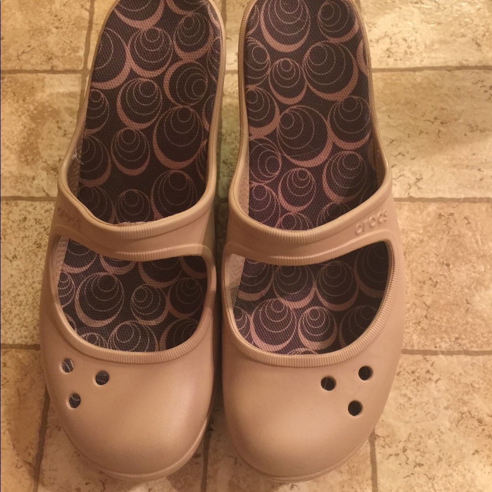 Tan heeled crocs!