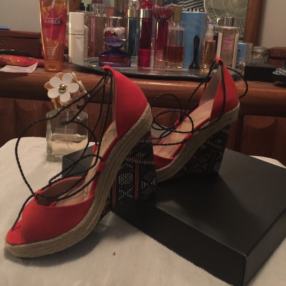 Charles David red multicolor wedge