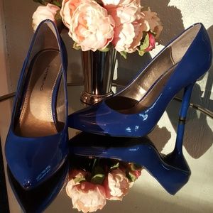 Blue pumps