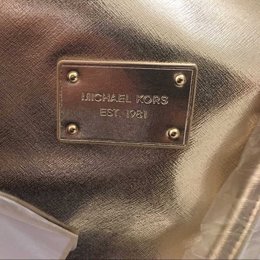 MICHAEL KORS DUFFLE 🎉HP🎈 - Picture 7 of 7