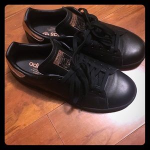 Sam Smith All black Adidas with Rose gold back.