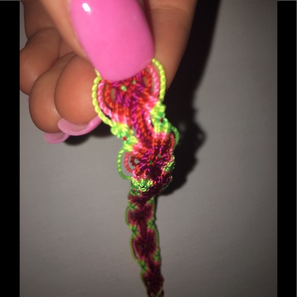 a cute string bracelet - Picture 3 of 5