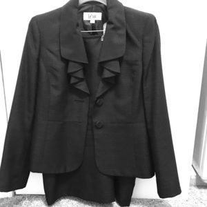 Le Suit size 8 black suit with pencil skirt