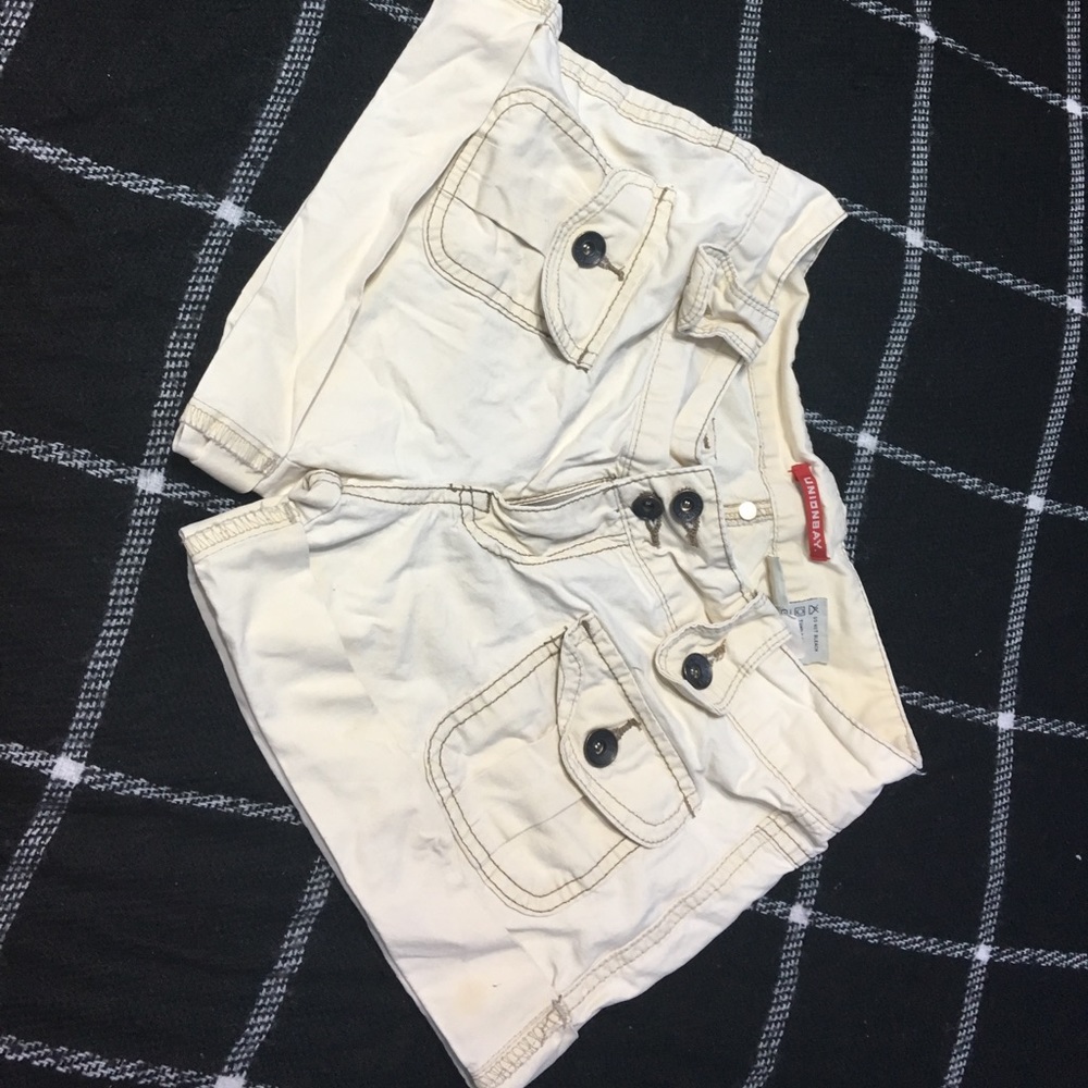 Creamy cargo shorts
