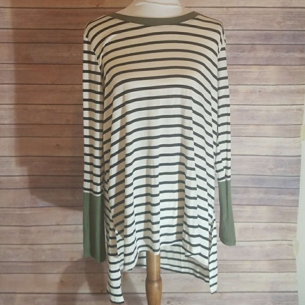 Reborn women's shirt. Longer in the back