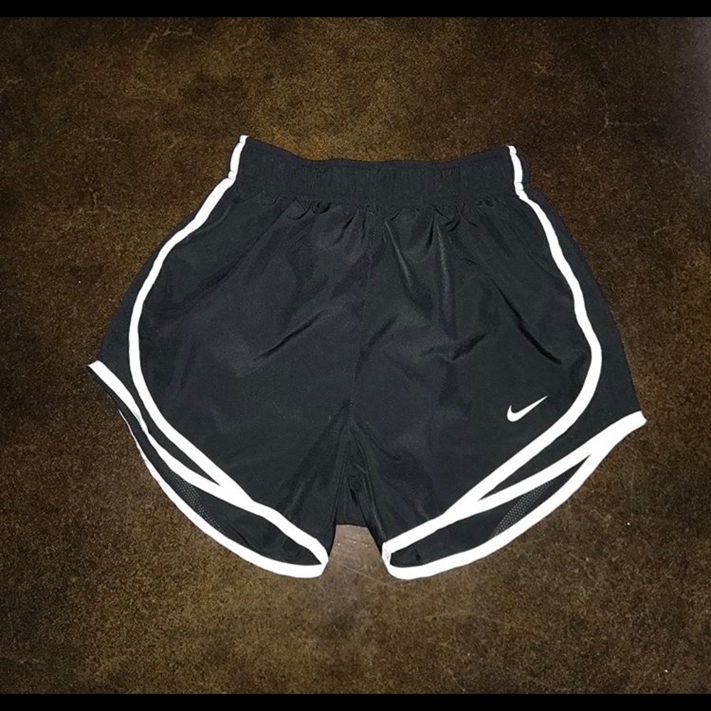 BLACK NIKE SHORTS