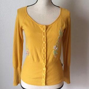 BCBG Cardi SZM Button Down gold flower details A59