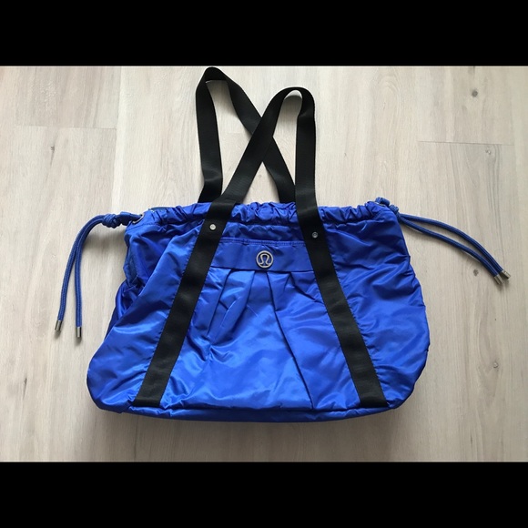Large Lululemon weekender /duffle /gym / yoga bag - Picture 2 of 7