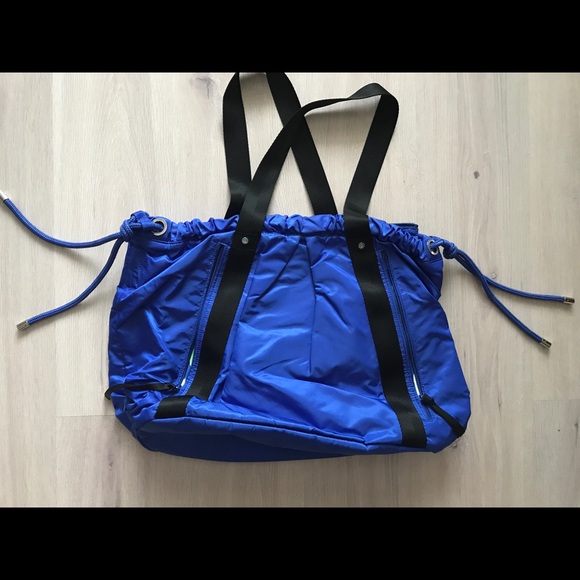 Large Lululemon weekender /duffle /gym / yoga bag - Picture 3 of 7