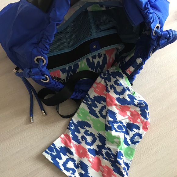 Large Lululemon weekender /duffle /gym / yoga bag - Picture 4 of 7