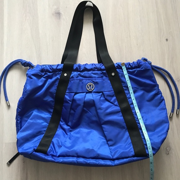 Large Lululemon weekender /duffle /gym / yoga bag - Picture 5 of 7