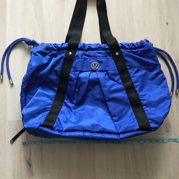 Large Lululemon weekender /duffle /gym / yoga bag - Picture 6 of 7