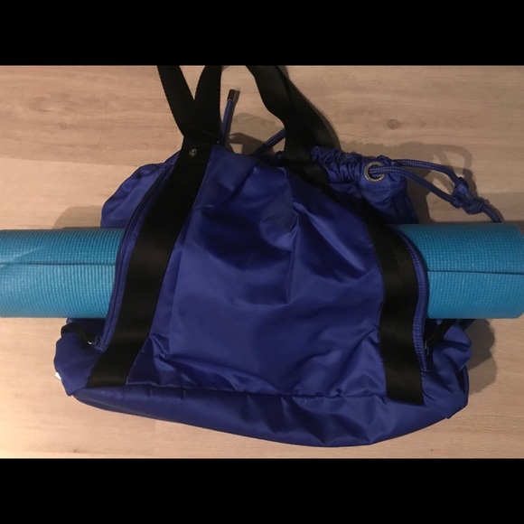 Large Lululemon weekender /duffle /gym / yoga bag - Picture 7 of 7