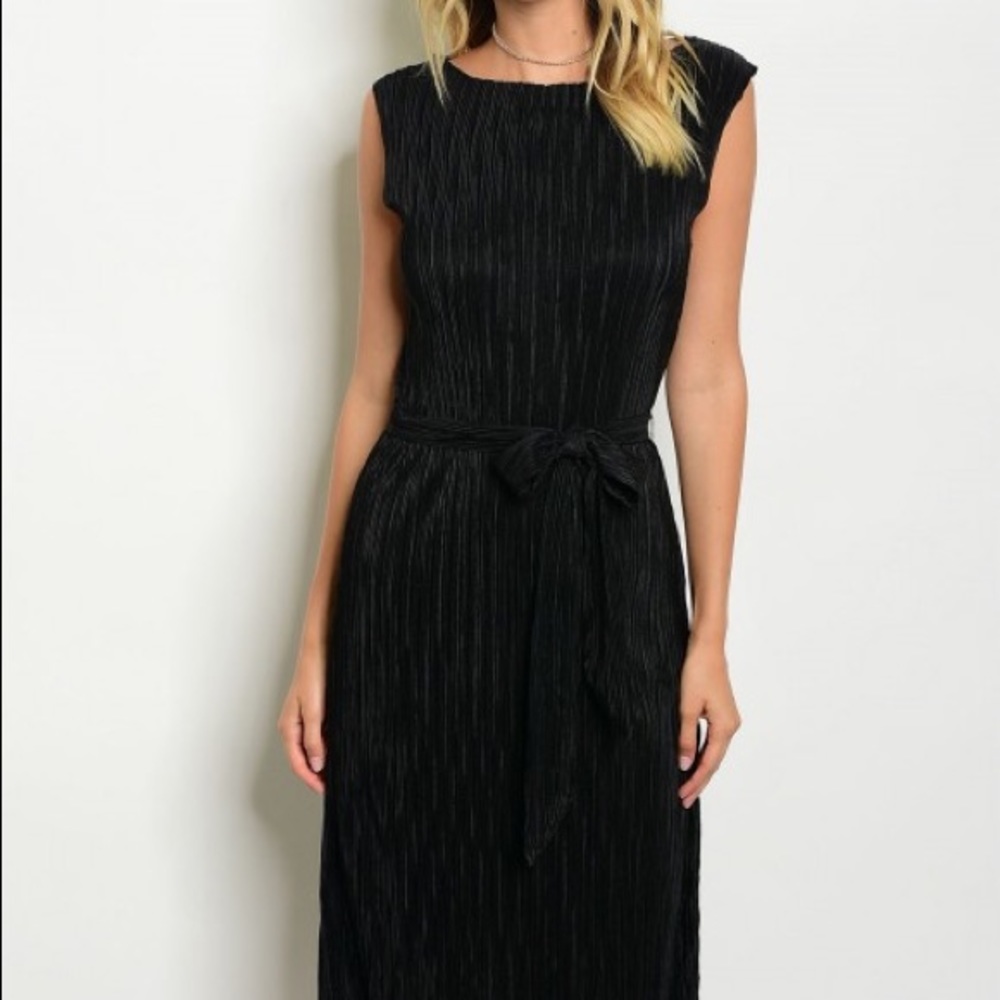 CLEARANCE 1 LEFT▪️Black ▪️pleated dress - Picture 2 of 4