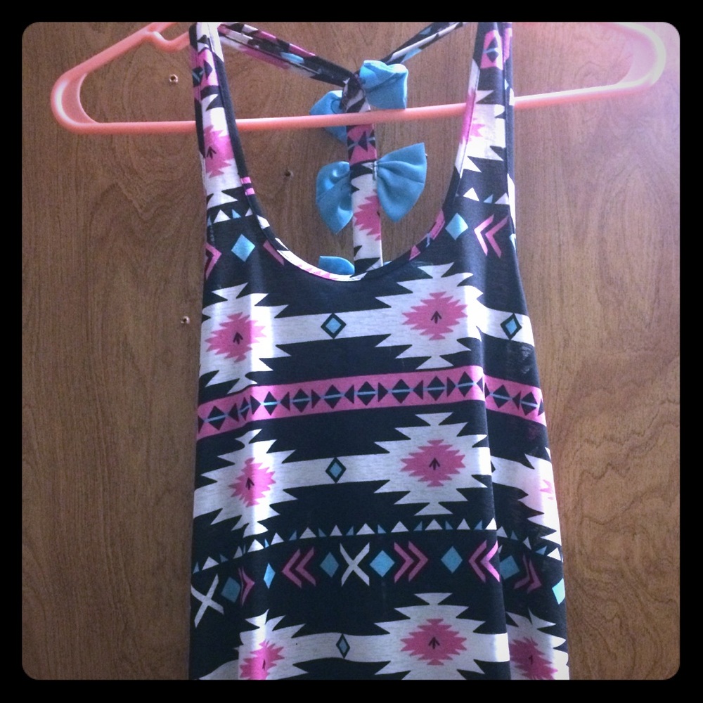 ***SOLD ON Ⓜ️.......  Aztec print//bow racerback