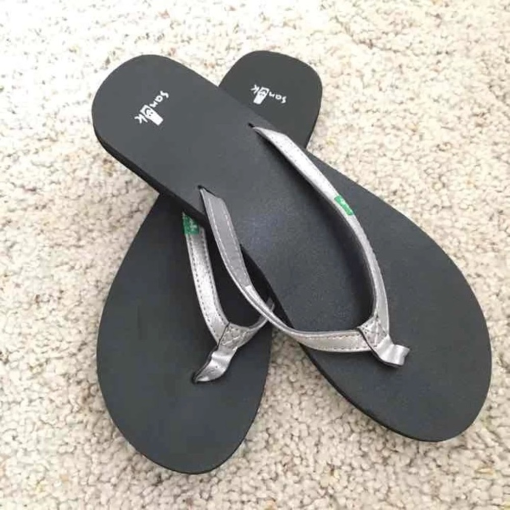 New. sanuk Silver Flip Flops. Size 9