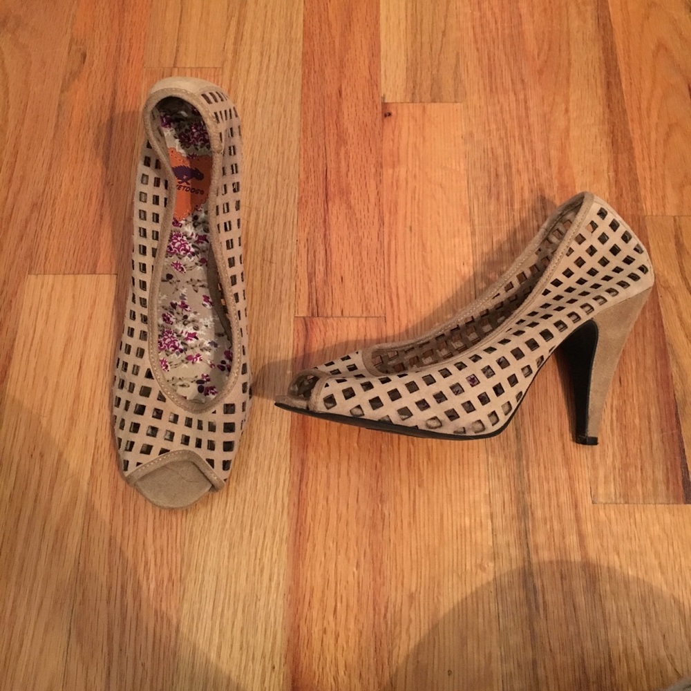 Rocket Dog Cutout Peep-Toe Pump