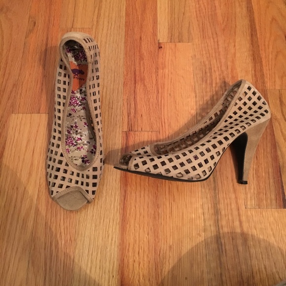 Rocket Dog Shoes - Rocket Dog Cutout Peep-Toe Pump