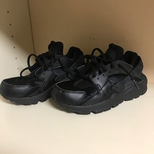 Size 8 Black Nike Huaraches Run