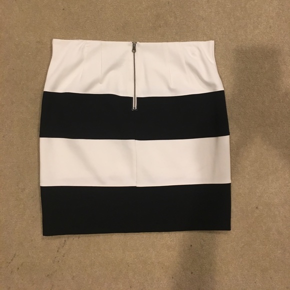 NWOT Ann Taylor loft skirt in perfect condition - Picture 2 of 2