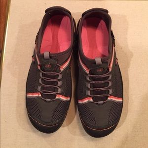 J-41 water ready sport shoe 7.5 M EUC