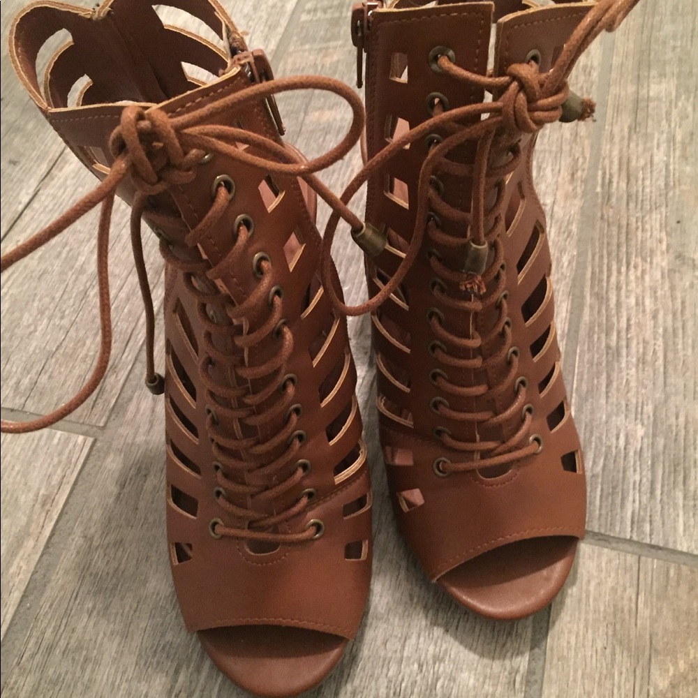 Lace up caged heeled sandals - Picture 3 of 8