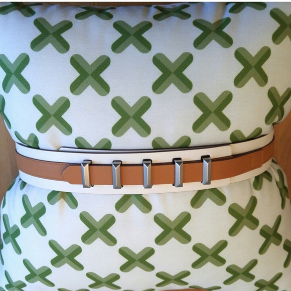 ⭐BCBG Leather Belt - Picture 2 of 5