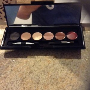 Eye shadow and lip gloss