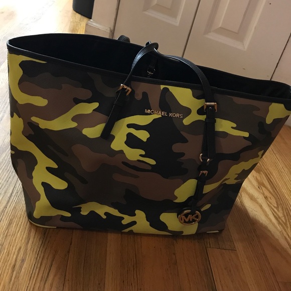 great condition (Authentic Micheal Kors tote) - Picture 1 of 3