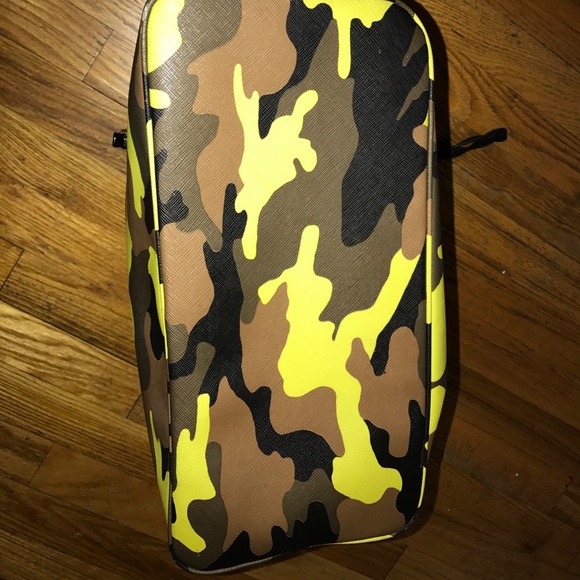 great condition (Authentic Micheal Kors tote) - Picture 3 of 3