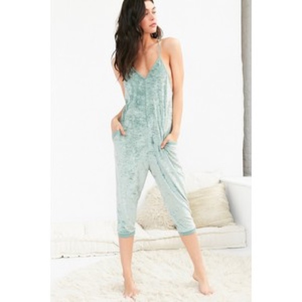 Sale🎉 NEW Urban Outfitters Green Velvety Jumpsuit