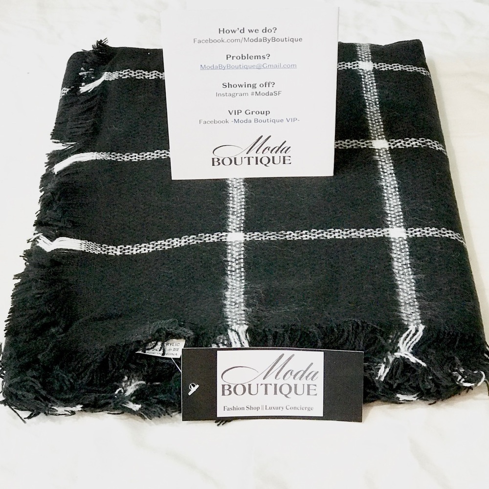 Black & White Blanket Scarf - Picture 6 of 6