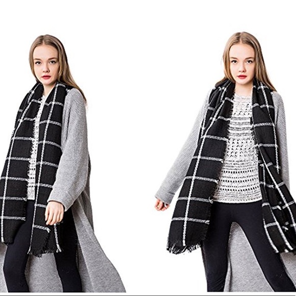 Black & White Blanket Scarf - Picture 3 of 6