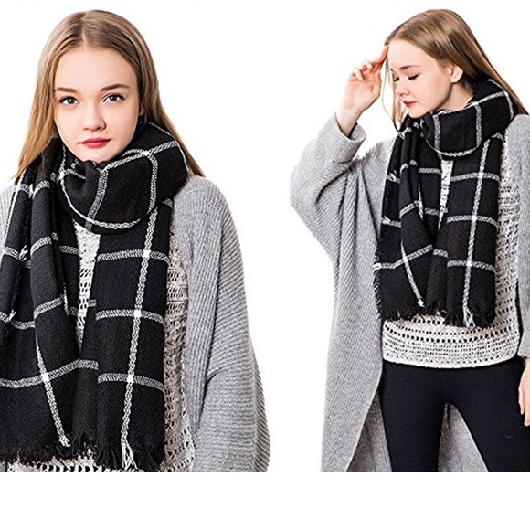 Black & White Blanket Scarf - Picture 4 of 6