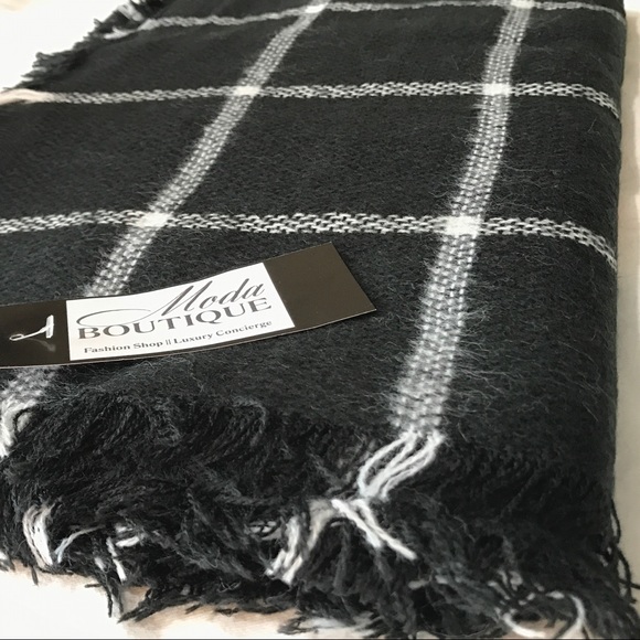 Black & White Blanket Scarf - Picture 5 of 6