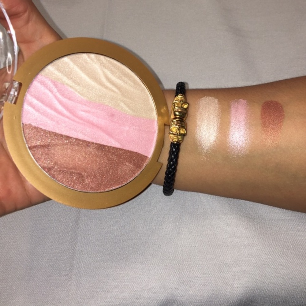 Glowing Shimmer Highlighter