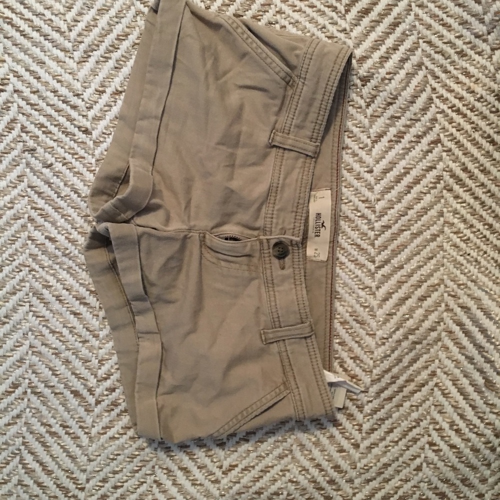 Khaki hollister shorts.