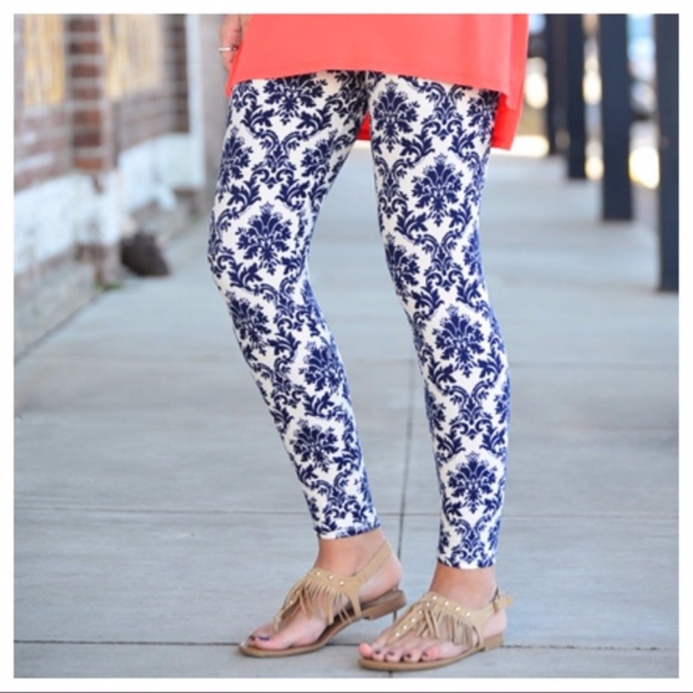 Elegant Print Leggings Color: navy/white  OSFM