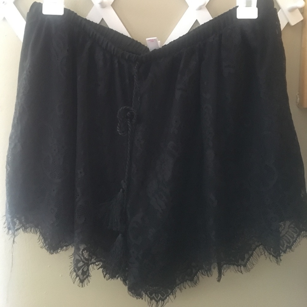 Black lace short