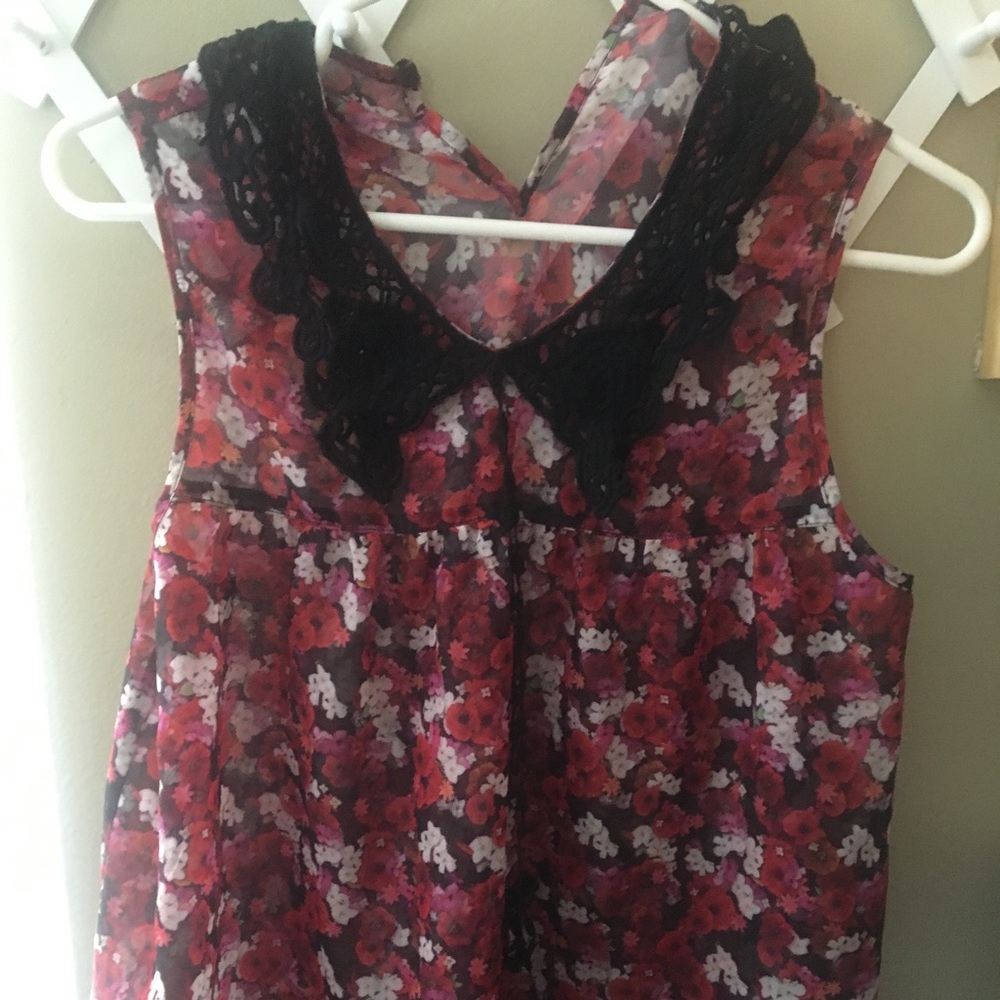 FlorAl top, with black lace collar