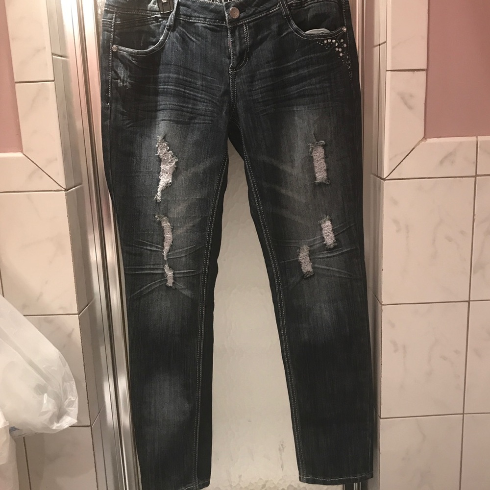Distressed jeans with diamonds